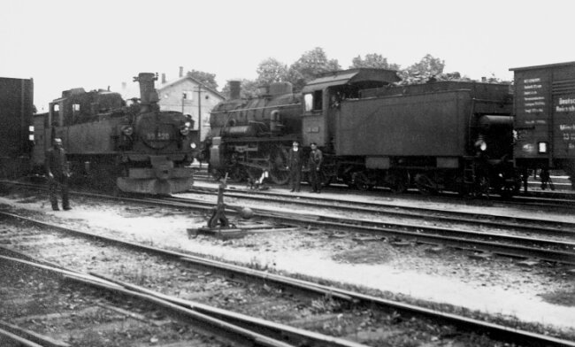 In Mosel mussten die Reisenden aus dem Mülsengrund nach Zwickau oder Glauchau von der Schmalspurbahn auf die Normalspurbahn umsteigen. Im Bild zwei Lokomotiven dieser Bahnen (um 1936). 