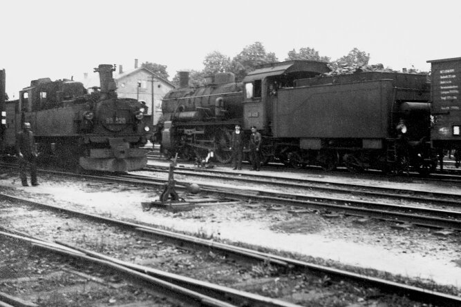 Ab 1869 fuhren Züge direkt nach Dresden - In Mosel mussten die Reisenden aus dem Mülsengrund nach Zwickau oder Glauchau von der Schmalspurbahn auf die Normalspurbahn umsteigen. Im Bild zwei Lokomotiven dieser Bahnen (um 1936). 