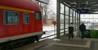 Ab 2010 per Aufzug zum Bahnsteig - 
              <p class="artikelinhalt">Vom Gleis 2 zum Ausgang müssen Reisende auf dem Crimmitschauer Bahnhof nach wie vor den Weg durch die Unterführung nehmen.</p>
            