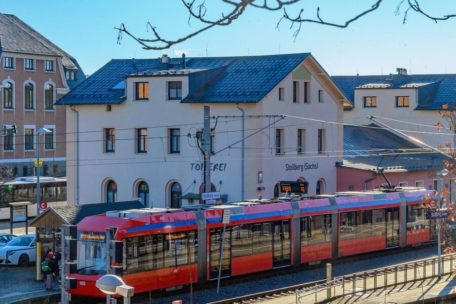 Ab 2027: City-Bahn fährt direkt zwischen Chemnitz und Glauchau - Der Bahnhof in Stollberg: Noch bis 2027 müssen die Menschen zwischen dem Raum Glauchau/Oelsnitz und Richtung Chemnitz hier umsteigen. Dies soll in fünf Jahren aber entfallen, so der neueste Plan. 