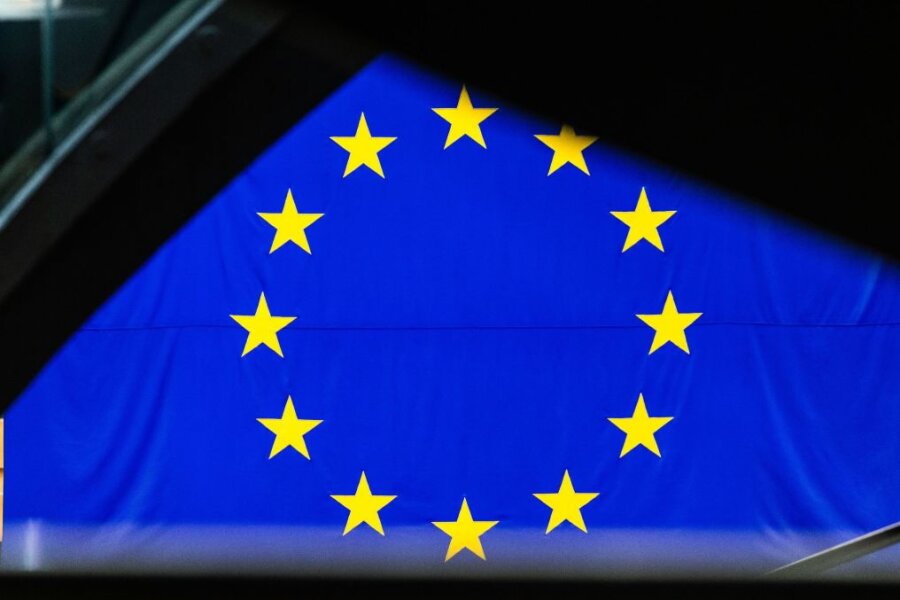 Eine EU-Flagge hängt im Gebäude des Europäischen Parlaments. In Straßburg wird heute über wichtige Klimagesetze entschieden.