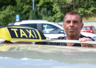 Ab 22. August: Taxifahren wird im Vogtland gut 20 Prozent teurer - Uwe Kluger ist mit Unterbrechung seit 30 Jahren als Taxifahrer unterwegs. Fahrgäste müssen ab 22. August mehr bezahlen, wenn sie im Vogtland in ein Taxi steigen. 