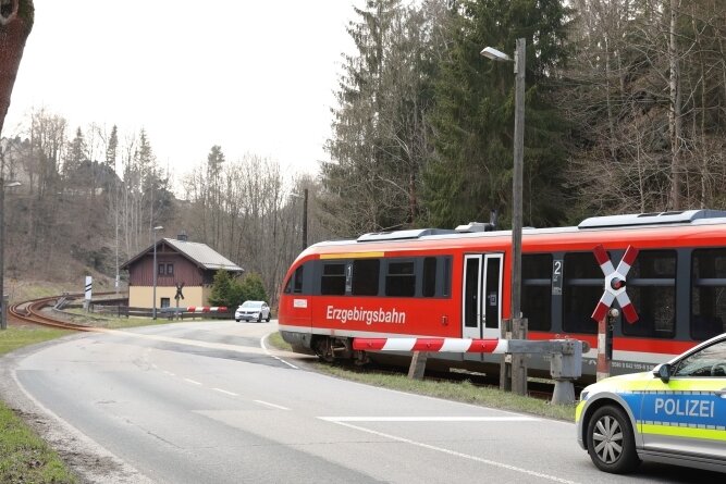 Ab 3. Mai rollt kein Zug nach Johanngeorgenstadt - Ende Juni - in der Zeit des Schienenersatzverkehrs - soll auch der Bahnübergang in Antonsthal erneuert werden. 