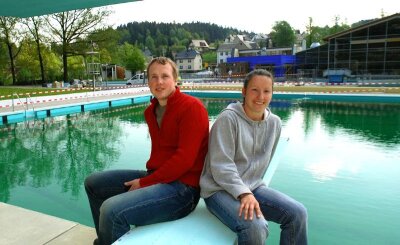 Ab 31. Mai wird am Bauzaun angebadet - Philipp Spensberger und Jana Streckenbach sind die neuen Schwimmmeister im Waldbad Brunn. 