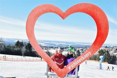Ab auf die Piste: Wintersport-Saisonauftakt im Vogtland glückt bei Traumwetter - Die Herzen von Alina (links) und Theres schlagen fürs Skifahren.
