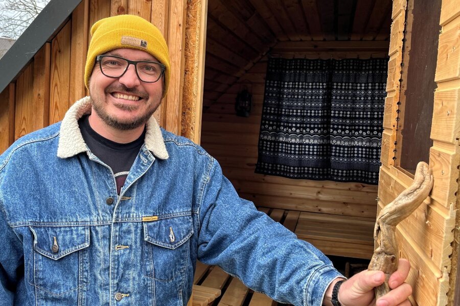 Ab heute bin ich Influencer: Wie ein Erzgebirger mit gelber Mütze zu seinen Followern kam - Lars Böttcher erzählt seinem Publikum auf Instagram die Geschichte, die hinter dieser Gartensauna auf dem Bauernhof in Gornau steht.