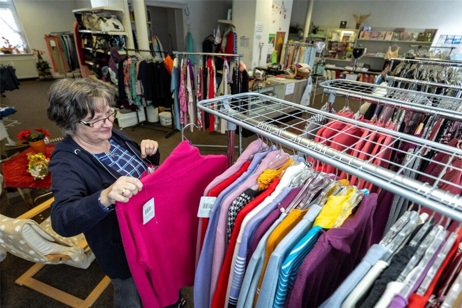 Ab jetzt Abverkauf von Pullovern und Heimtextilien: Rodewischer Händlerin gibt ihren Laden auf - Zu Jahresende schließt Petra Normann ihr Textilgeschäft in Rodewisch. Sie geht in den Ruhestand. Einen Nachfolger gibt es nicht. Ab jetzt sind alle Waren für die Hälfte des Preises zu erhalten.