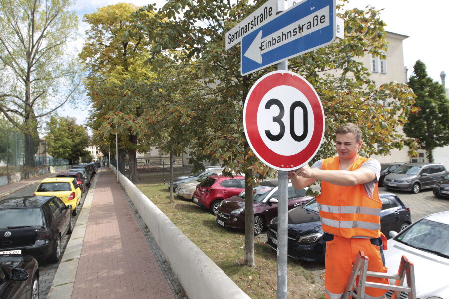 Ab jetzt gilt Tempo 30 vor Dittes-Grundschule - Frisch montiertes Verkehrsschild an der Seminarstraße.