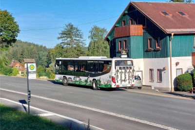 Ab Mittwoch erneute Vollsperrung der B 283 in der Ortsdurchfahrt Zwota - Linienbus der zwischen Klingenthal und Bad Elster verkehrenden Linie T 30 am Ferienhotel Zwotatal.