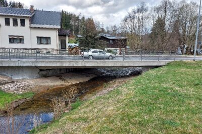 Ab Montag behindern zwei weitere Baustellen auf der B 283 in Klingenthal und Zwota zusätzlich den Verkehr - Diese Brücke der B 283 in Zwota wird vom 8. bis voraussichtlich 19. April wegen Bauarbeiten gesperrt.