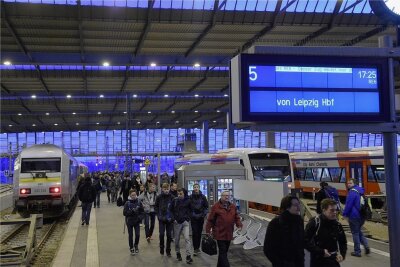 Ab Montag mehrere Bahnsteige im Chemnitzer Hauptbahnhof gesperrt - Wegen Bauarbeiten werden Ankunft- und Abfahrt der Züge von und nach Leipzig ab Montag auf andere Bahnsteige verlegt.