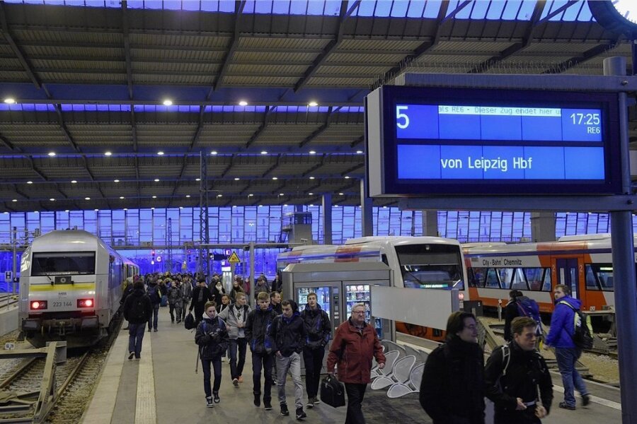 Ab Montag mehrere Bahnsteige im Chemnitzer Hauptbahnhof gesperrt - Wegen Bauarbeiten werden Ankunft- und Abfahrt der Züge von und nach Leipzig ab Montag auf andere Bahnsteige verlegt.