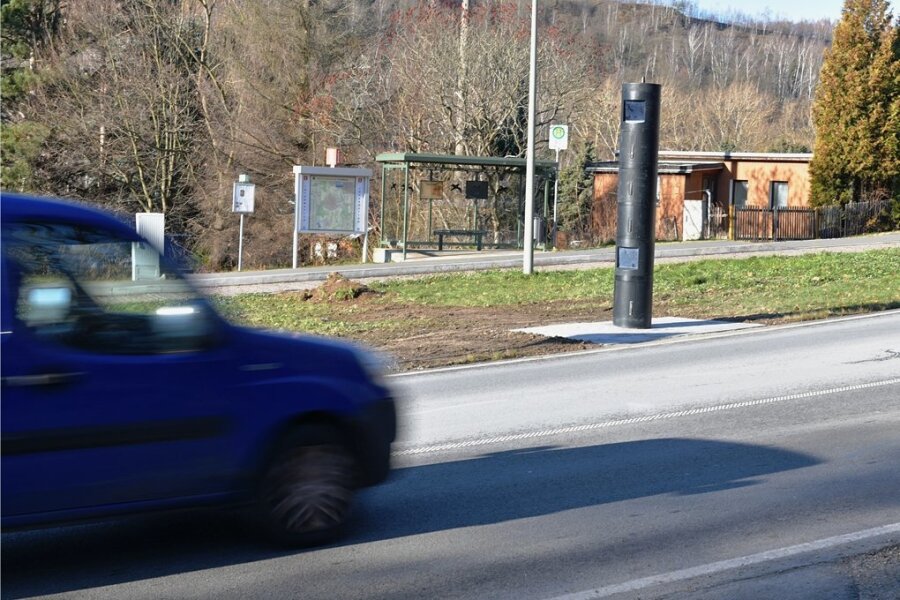 Achtung, teure Fotos: Ab Montag wird der stationäre Blitzer an der B 173 am Halsbacher Berg in Betrieb genommen. 