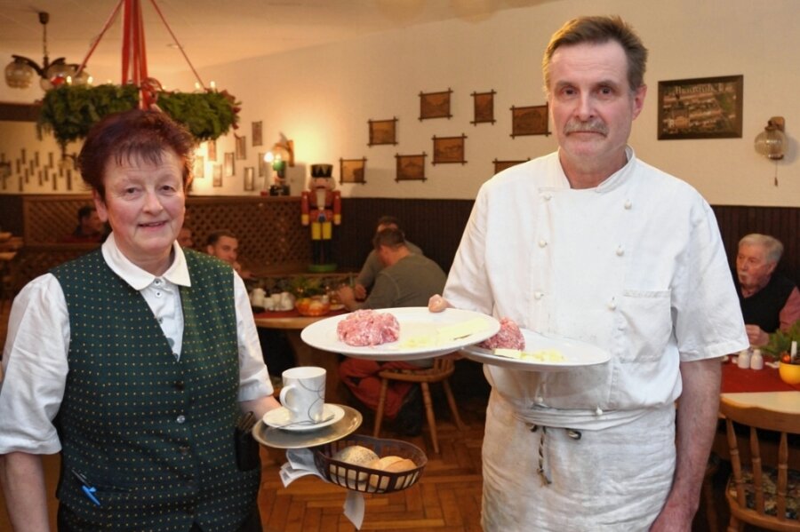 Ab morgen bleibt die Küche kalt - Sabine und Stephan Handke haben fast 38 Jahre das Braustübl an der Schmidtstraße in Oelsnitz geführt. Der 23. Dezember 2022 ist ihr letzter Tag - auch für das Frühstück, das vor allem viele Handwerker lockte. 