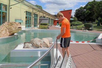 Ab Samstag: Badespaß im "Webalu" in Werdau weiter mit drei Becken - Schwimmmeister Lukas Hiller kontrolliert an den Außenbecken die Absperrungen. Den Gästen stehen vorerst weiter drei Becken zur Verfügung.