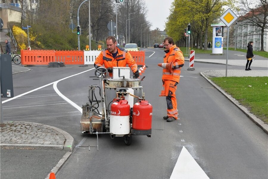 Am Samstag wird die Karl-Kegel-Straße in Freiberg freigegeben. Im Bild Mitarbeiter der Firma Verkehrstechnik Laufer bei Fahrbahnmarkierungsarbeiten. 
