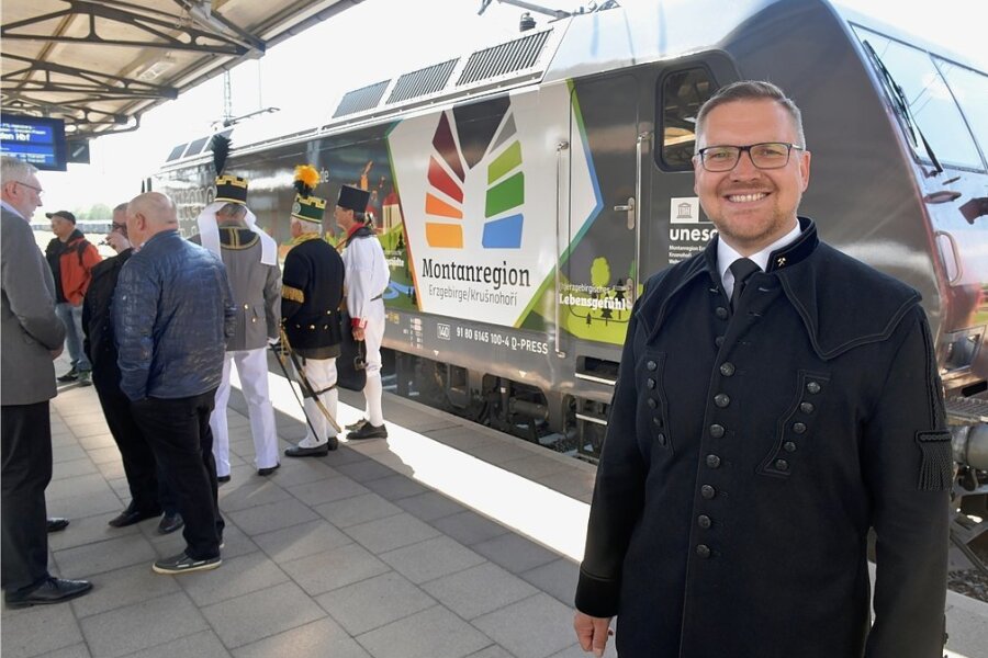 Stolz zeigt Welterbe-Manager Steve Ittershagen seinen 5700 PS starken Werbeträger der Montanregion. Die E-Lok ist für die Preßnitztalbahn deutschlandweit unterwegs. Das Bahnunternehmen aus Jöhstadt hat 230 Mitarbeiter. Ittershagen war einer von ihnen. 