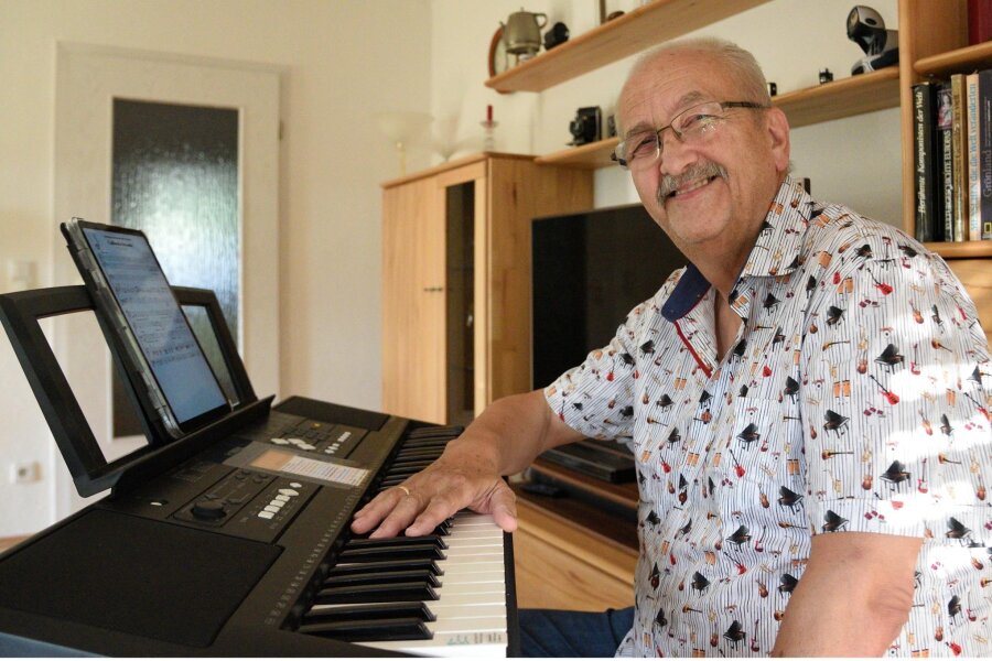 Abba, Adele, Nena: Elsteraner sucht Sängerinnen und Sänger für Popchor - Matthias Richter am Keyboard in seinem Wohnzimmer in Bad Elster. Er leitet den Chor.