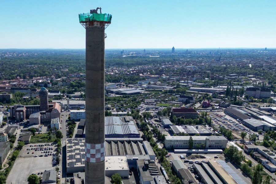 Abbau eines 150 Meter hohen Turms in Leipzig hat begonnen - Mit einem so genannten Spinnenbagger wird der Schornstein der ehemaligen Gießerei Halberg-Guss abgetragen.