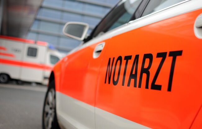 Abbiege-Unfall in Zwickau: Drei Verletzte und 20.000 Euro Schaden - 
