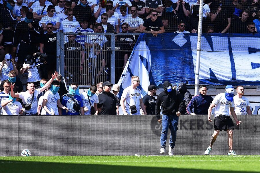Abbruch drohte: Aue holt Punkt bei Duisburger Skandalspiel - Duisburger Fans stürmen kurz vor Spielende das Spielfeld.