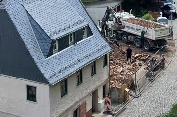 Abbruchhaus  verschwindet - Das linke Haus ist demnächst bezugsfertig, daneben soll ein Neubau entstehen. Aber erst einmal werden die Überreste der Bauruine beseitigt. 