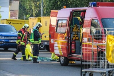 ABC-Einsatz in Lößnitz: Feuerwehrauto schwer beschädigt - Der Erkundungswagen der Feuerwehr Beierfeld wurde nach dem Einsatz von einem Auto gerammt und schwer beschädigt.