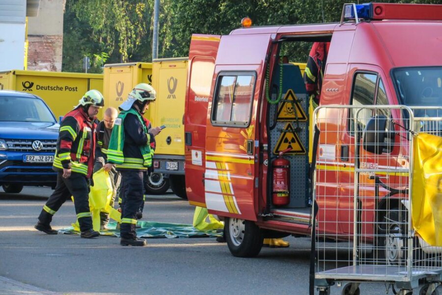 ABC-Einsatz in Lößnitz: Feuerwehrauto schwer beschädigt - Der Erkundungswagen der Feuerwehr Beierfeld wurde nach dem Einsatz von einem Auto gerammt und schwer beschädigt.