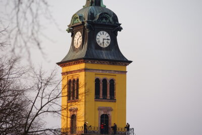 Abendlieder vom Kirchturm als Zeichen der Hoffnung - Vier Musiker spielen als Hoffnungszeichen "Weißt du, wie viel Sternlein stehen" und mehr vom Turm der Stadtkirche Augustusburg. 