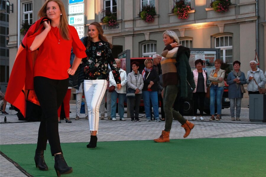 Abends einkaufen und feiern in Lengenfeld - Auch in diesem Jahr wird es wieder eine Modenschau zur Einkaufsnacht geben.