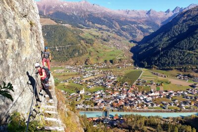 Abenteuer in Tiroler Bergen - Unten fließt der Inn, oben der Schweiß. Am Felsen der Burg Laudeck können sich Wagemutige an drei verschiedenen Klettersteigen versuchen. 