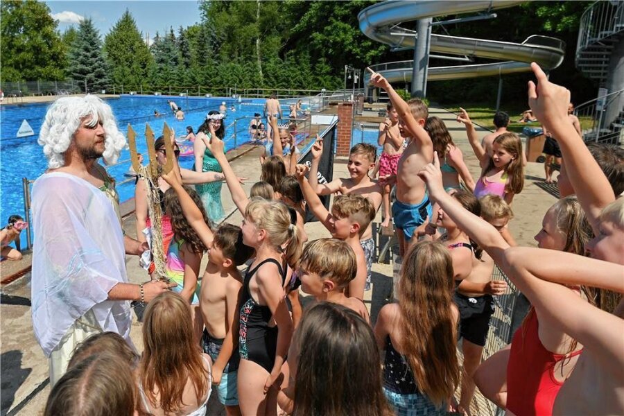 Abenteuercamp am Gymnasium Penig: Neptun tauft Schüler - Neptun fand für die Taufe viele Freiwillige.