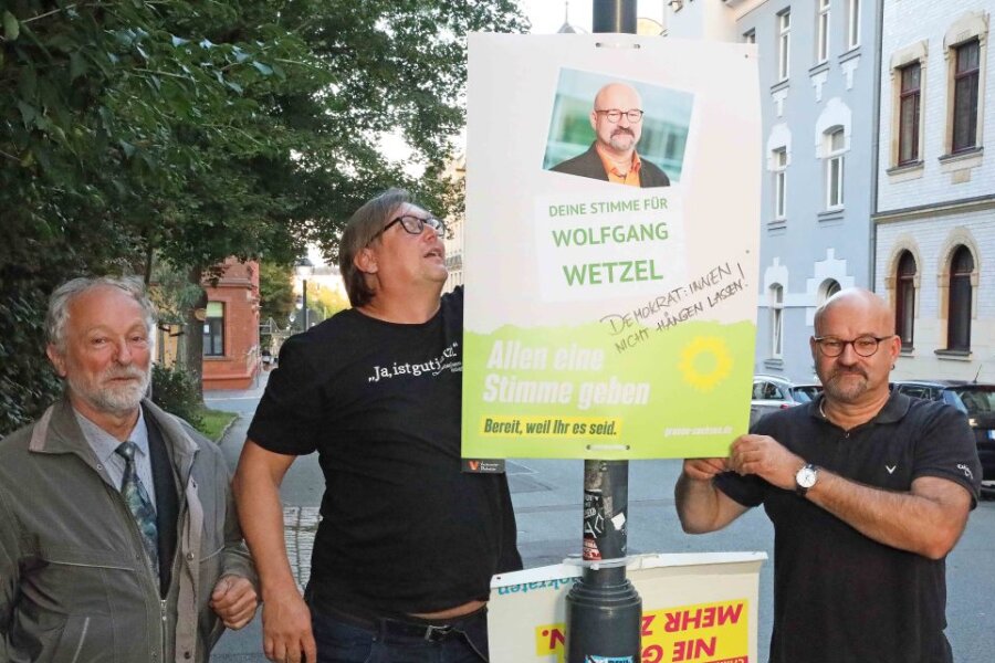 Um es dem "Dritten Weg" mit ihren "Hängt die Grünen"-Plakaten so schwer wie möglich zu machen, wollen die Bündnisgrünen in Zwickau weitere eigene Plakate anbringen. Martin Böttger, Jörg Banitz und Wolfgang Wetzel (von links) fingen am Dienstagabend in der Spiegelstraße damit an.