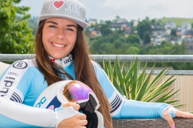 Abfahrtstalent erklimmt nationale Spitze - Trotz einer Saison mit vielen Höhen und Tiefen überwiegt bei Julia Mehner die Freude. Schließlich hat das 17-jährige Skitalent den Sprung in die alpine Nachwuchsnationalmannschaft geschafft.
