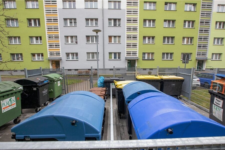 Containerstellplatz Dörffelstraße in Plauen: Bislang holen die Mitarbeiter der KEV die Behälter aus den Umhausungen und stellen sie nach Entleerung zurück. Die KEV-Verantwortlichen wollen dafür extra kassieren.