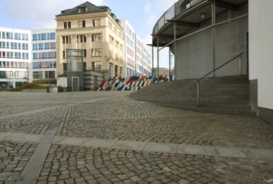 Abgehängt: Erschwerter Zugang zum Sonnenberg - Beide Fahrstühle, die zum Beginn der Dresdener Straße führen, sind nicht mehr in Betrieb.