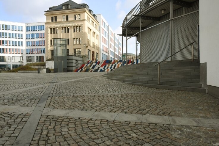 Abgehängt: Erschwerter Zugang zum Sonnenberg - Beide Fahrstühle, die zum Beginn der Dresdener Straße führen, sind nicht mehr in Betrieb.