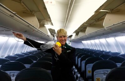Abgehoben -  Und hier der Sauerstoff für alle Fälle: Flugbegleiterin Evelyn Rabenhorst an Bord der Germania-Boeing von Dresden nach Mallorca. 