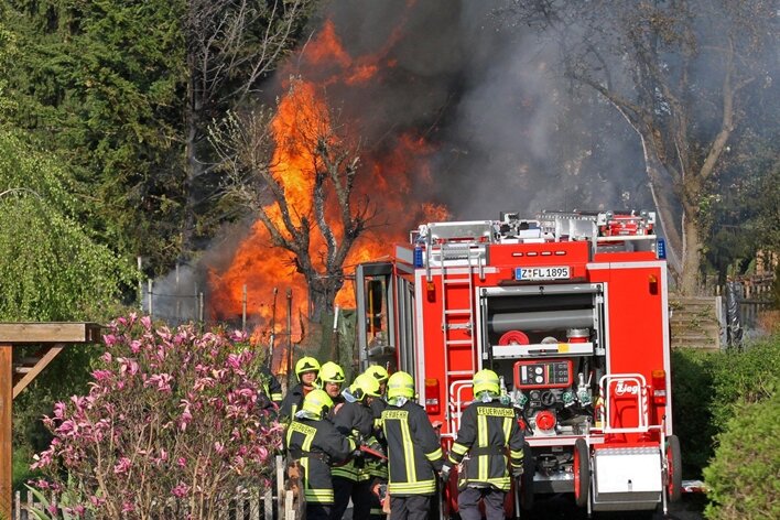 Abgelegter Gasbrenner zu heiß - Gartenlaube in Flammen - 