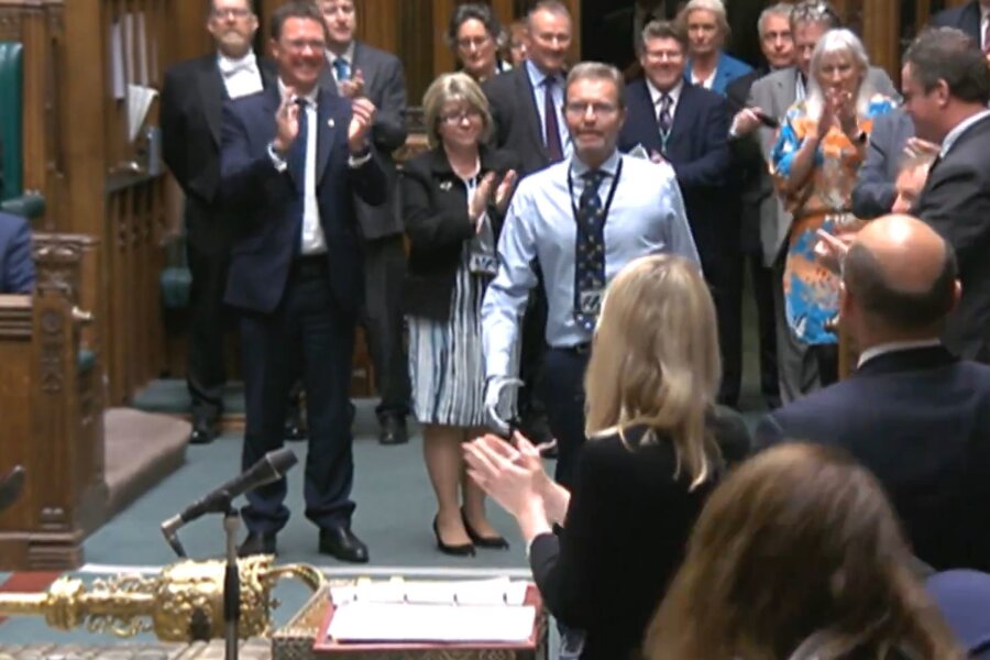 Abgeordneter kehrt nach Amputationen zurück - Der konservative Abgeordente Craig Mackinlay (m.) wird bei seiner Rückkehr von den Mitgliedern des Parlaments beklatscht.