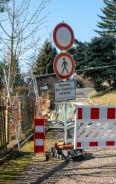 Abgerutschte Straße in Göhren: Hoffnung auf schnelle Reparatur - Der Bereich unterhalb der Friedhofsmauer ist nach wie vor abgesperrt.