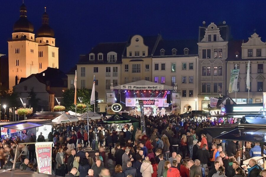 Abgesagt: Stadtfest "Plauener Herbst" wird in diesem Jahr nicht stattfinden - Ein Bild aus vergangenen Tagen: Bei Konzerten zum Stadtfest "Plauener Herbst" war der Altmarkt häufig gut gefüllt. 