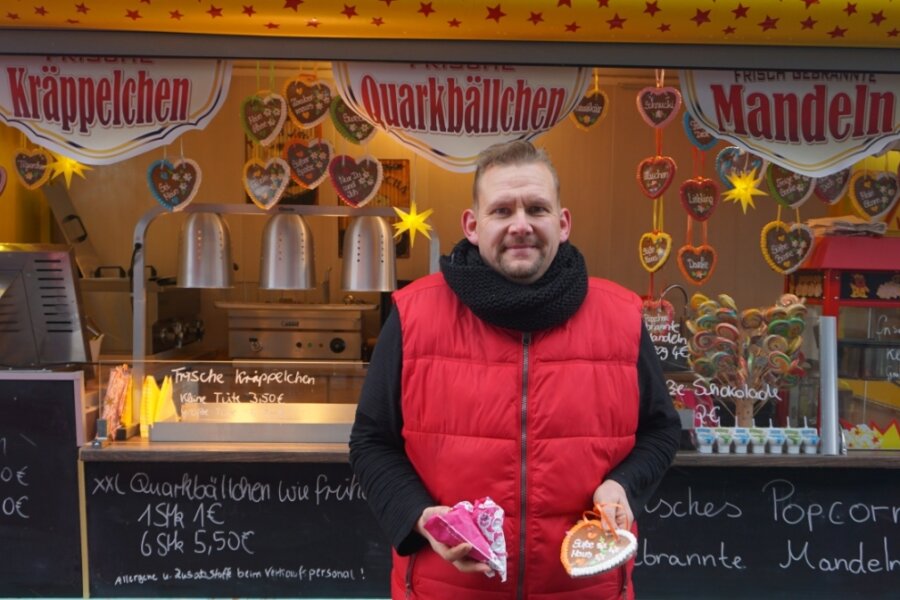 Selbstgebackene Quarkbällchen, gebrannte Mandeln und Lebkuchenherzen verkauft Rene Rumberger in seiner Schmalzbäckerei vor dem Kaufland Mittweida. Das Besondere: Alle seine Produkte sind regional.