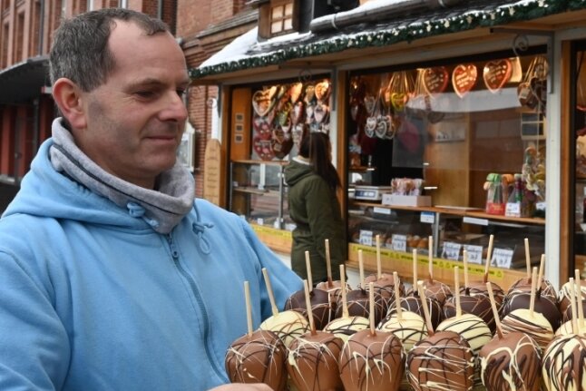 Schausteller Ronny Stransky ist mit seinen Süßigkeiten vor dem Rewe-Einkaufsmarkt in Burgstädt anzutreffen. Eigentlich wollte er auf dem Schneeberger Weihnachtsmarkt sein. 