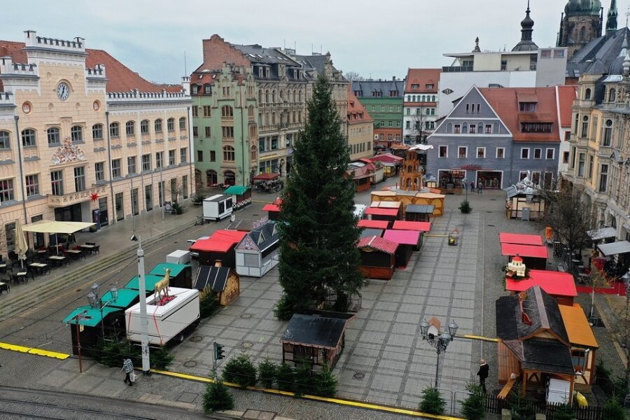 Abgesagte Weihnachtsmärkte: Zwickau gibt noch nicht auf - Die Buden aufgebaut, die Pyramide dreht sich: Dennoch bleibt der Weihnachtsmarkt in Zwickau eine Baustelle.