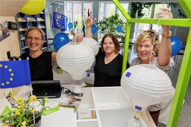 Abgesagter Europatag wird zur Premiere des Sächsischen Europatages im Erzgebirge -  Sabine Schulze-Schwarz (v. l.), Marianne Fournier-Roch und Manuela Müller von der Wirtschaftsförderung bei den Vorbereitungen zum Sächsischen Europatag. 
