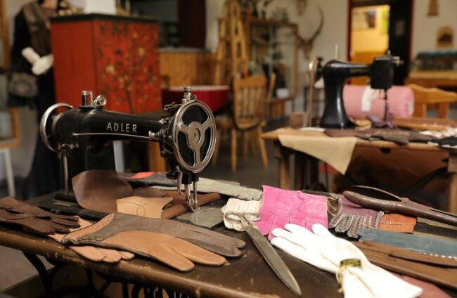 Abgesang auf eine große Zeit - Einblicke in ein altes Handwerk: In der Heimatstube werden die Werkzeuge des letzten Handschuhmachers von Johanngeorgenstadt bewahrt.