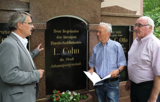 Abgesang auf eine große Zeit - Wieder ein würdiger Platz: Bürgermeister Holger Hascheck, Diethard Am-Ende und Klaus Lange (von links) an der restaurierten Grabstätte der Familie Cohn. 