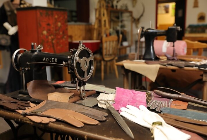 Abgesang auf eine große Zeit - Einblicke in ein altes Handwerk: In der Heimatstube werden die Werkzeuge des letzten Handschuhmachers von Johanngeorgenstadt bewahrt.