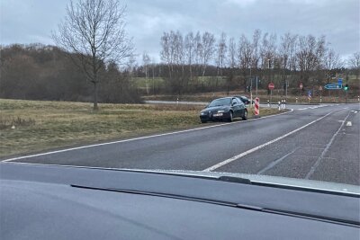 Abgeschleppt: Mysteriöser Alfa Romeo am Straßenrand von Lichtenau - Unweit der A4-Auffahrt Chemnitz-Ost und des Oliparks in Oberlichtenau steht seit Wochen ein herrenloses dunkles Auto.